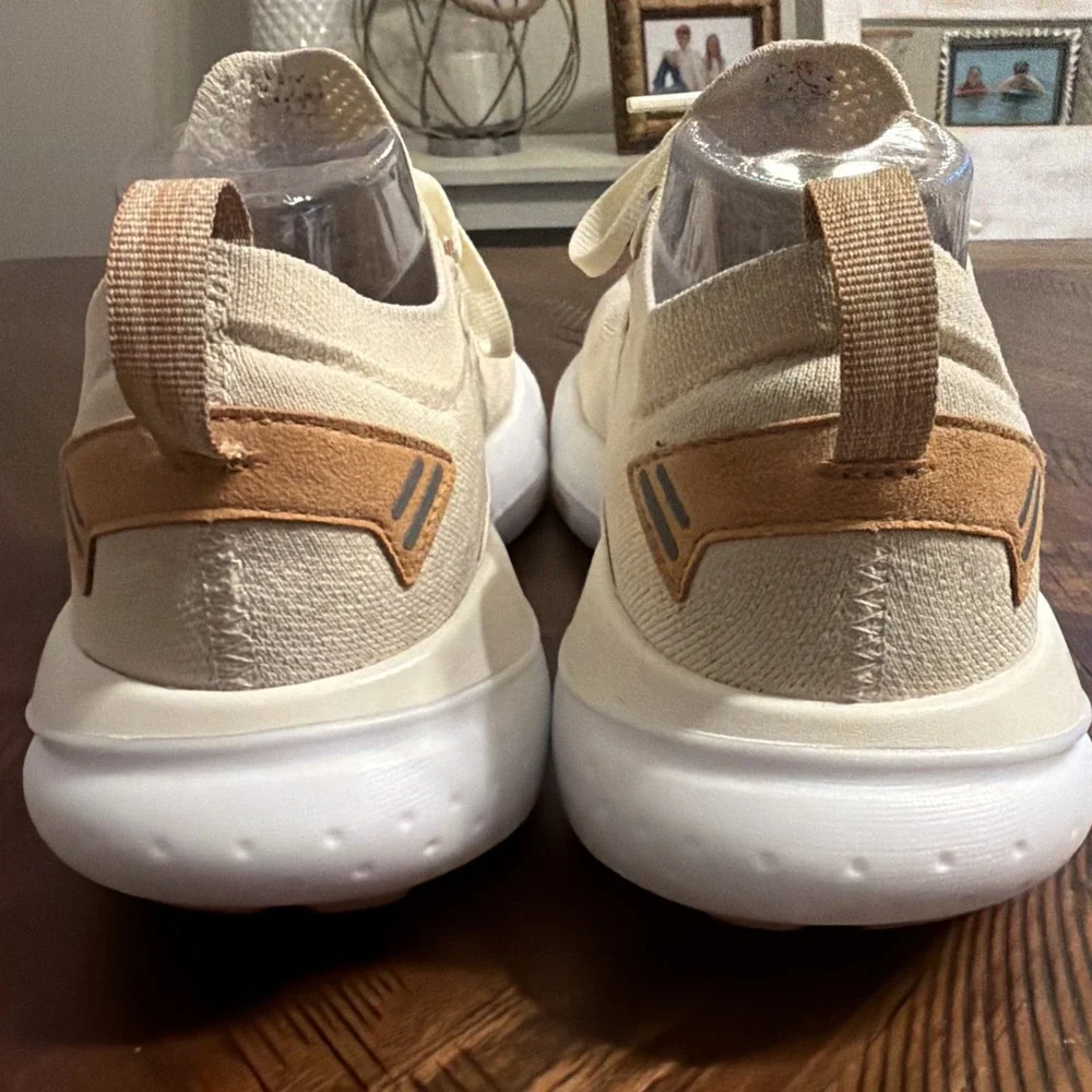 Brooks Women's Glycerin Stealthfit 21 Running Sneakers Size 8.5 Ivory/tan